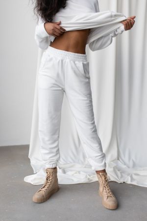 Spodnie dresowe typu jogger w kolorze OFF WHITE - DISPLAY BY MARSALA.