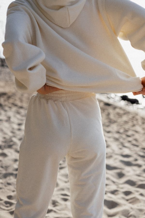 Spodnie dresowe typu jogger w kolorze CLOUD WHITE - DISPLAY BY MARSALA.
