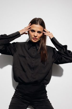 Koszula damska z poduszkami na ramionach czarna satin effect - SUPREME.
