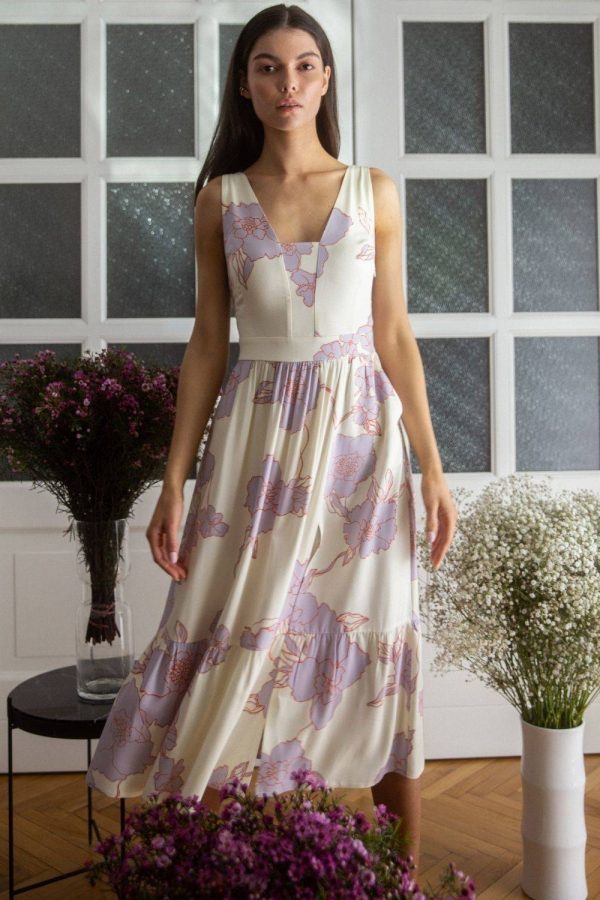 Rozkloszowana sukienka na lato w kwiaty kremowa.