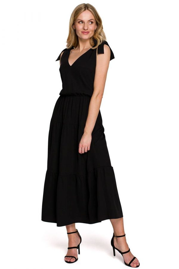 Długa lekko rozkloszowana sukienka na lato z falbaną czarna.