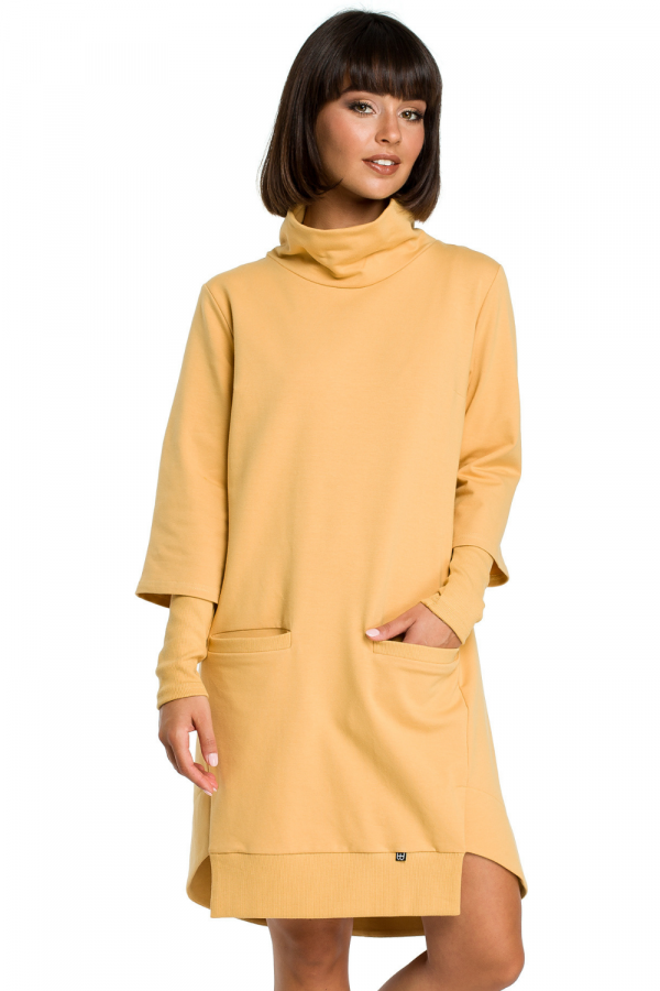 Trapezowa sukienka dresowa z golfem i długim rękawem żółta.