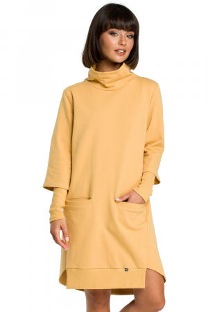 Trapezowa sukienka dresowa z golfem i długim rękawem żółta.