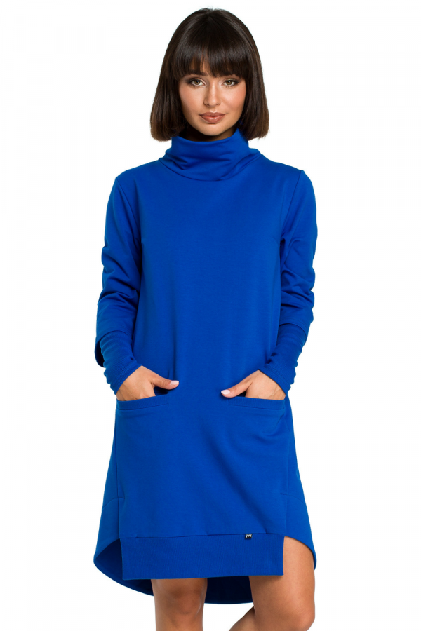 Trapezowa sukienka dresowa z golfem i długim rękawem niebieskim.
