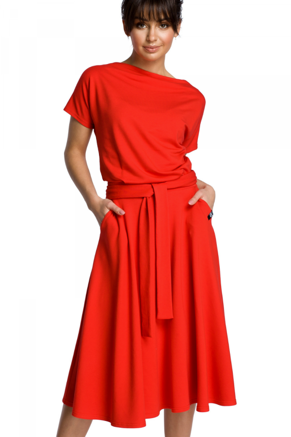 Rozkloszowana sukienka midi z paskiem w talii zbluzowana góra czerwona.