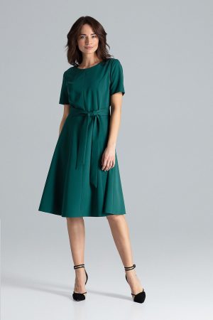 Trapezowa sukienka o klasycznym kroju z paskiem zielona.