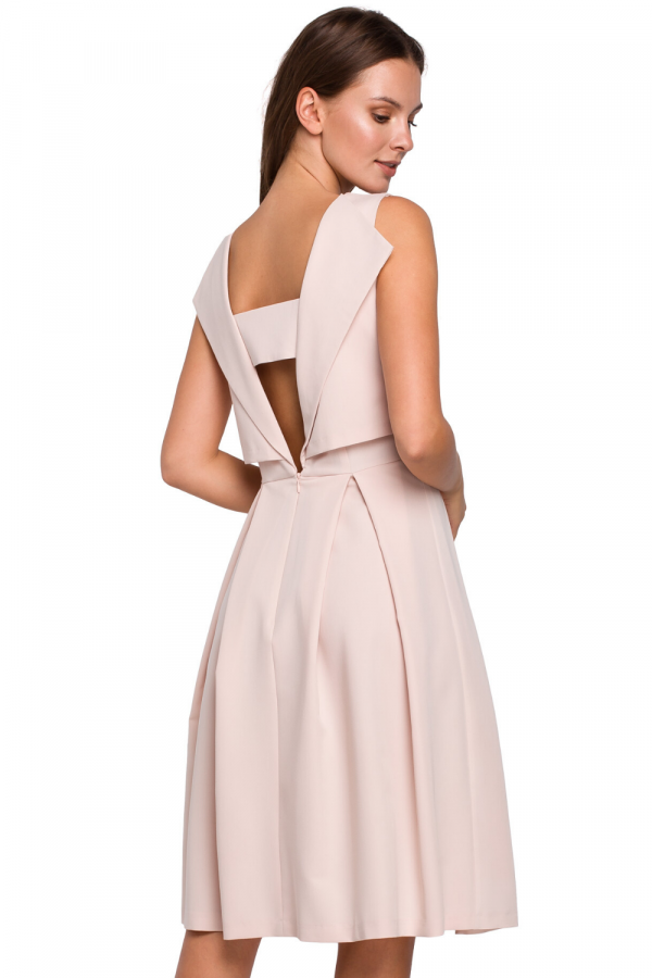 Elegancka rozkloszowana sukienka eksponująca plecy.