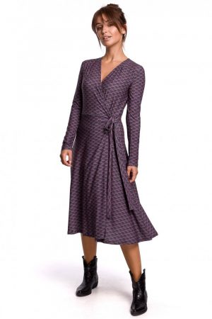 Kopertowa sukienka rozkloszowana midi z wiązaniem w pasie fioletowa.
