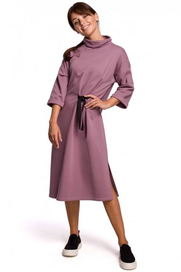 Ciepła sukienka oversize z golfem fioletowa bawełniana dzianina.