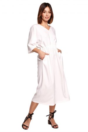 Sukienka oversize na lato z dekoltem V i szeroką gumą w pasie biała.