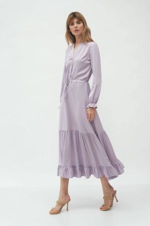 Długa liliowa sukienka koszulowa z falbanką.
