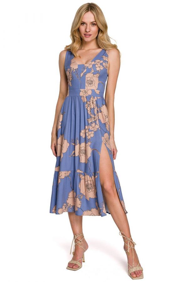 Rozkloszowana sukienka na lato w kwiaty niebieska.