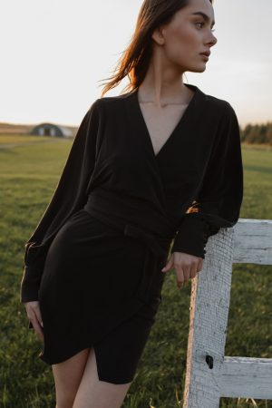 Elegancka sukienka na zakładkę w kolorze spranej czerni - SENTIMA.