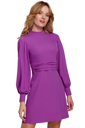 Elegancka sukienka z bufiastymi rękawami fioletowa trapezowa mini.
