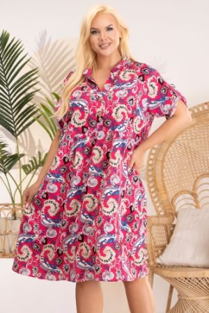 Sukienka wiskozowa letnia swobodna DALIA w beżowe i niebieskie wzory na różowym tle.