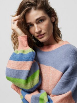 Sweter o kroju boxy damski - kolorowy. Vintage.