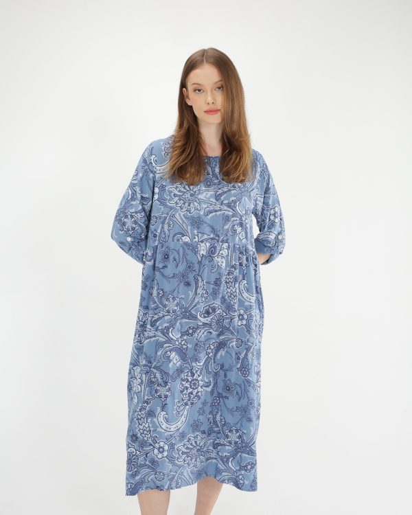 Niebieska sukienka w paisley.