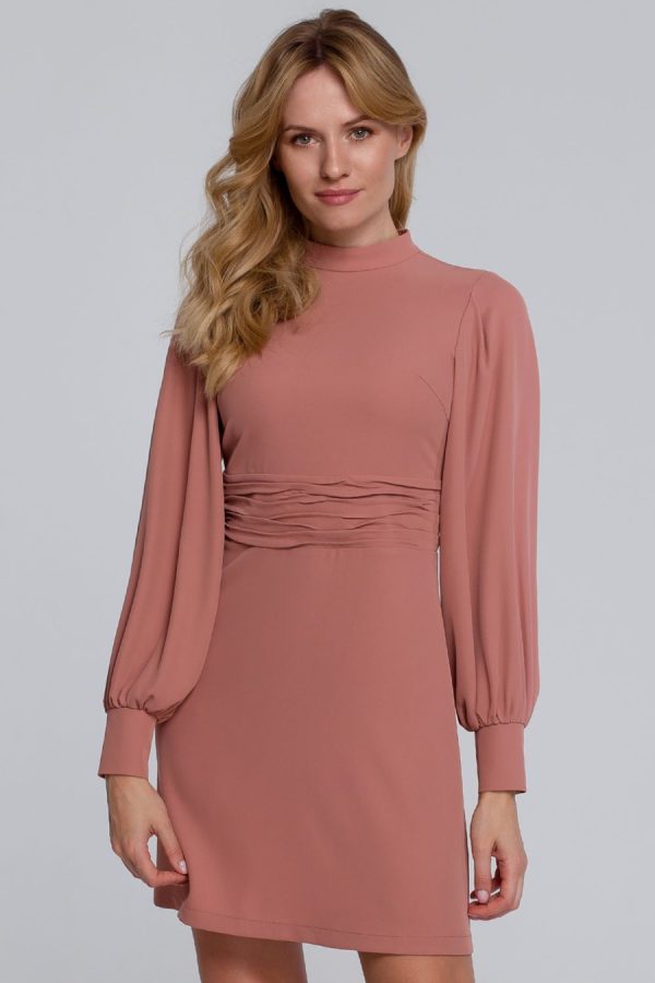 Elegancka sukienka z bufiastymi rękawami pudrowa trapezowa mini.