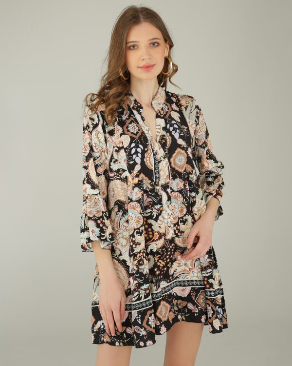 Czarna sukienka w paisley.