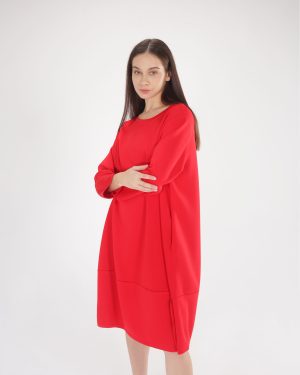 Czerwona sukienka z guzikami.