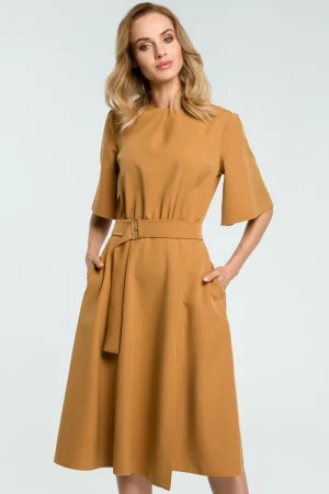 Sukienka elegancka rozkloszowana z paskiem brązowa.