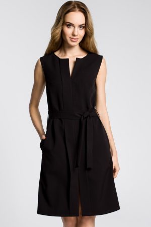Elegancka sukienka trapezowa bez rękawów z paskiem w talii czarna.