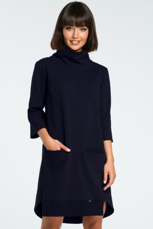 Trapezowa sukienka dresowa z golfem i długim rękawem granatowa.