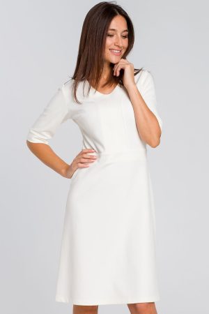 Elegancka sukienka dzianinowa trapezowa midi z dekoltem V ecru kremowa.