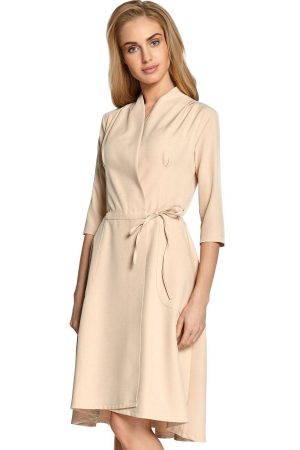 Sukienka trapezowa kopertowa midi z paskiem i kieszeniami beżowa.