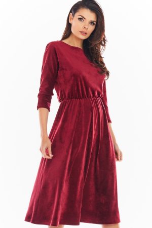 Welurowa rozkloszowana sukienka midi.