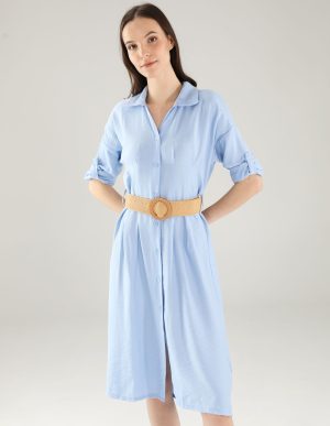 Gładka sukienka z paskiem.