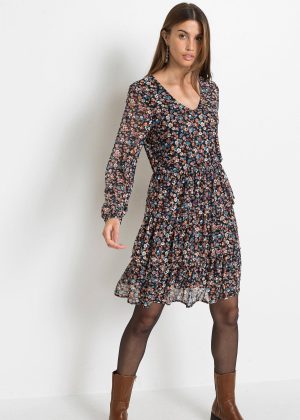 Sukienka mini z siatkowego materiału.