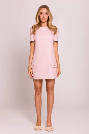 Elegancka sukienka trapezowa mini brzoskwiniowa.