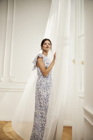Sukienka maxi w kwiaty błękitna.